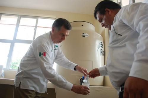 Entregan equipos purificadores de agua en 68 planteles educativos